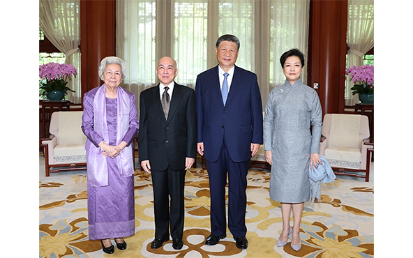 習近平夫婦會見柬埔寨國王西哈莫尼和太后莫尼列